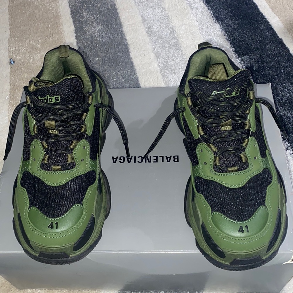 Balenciaga triple S Comes with box/bag/sole